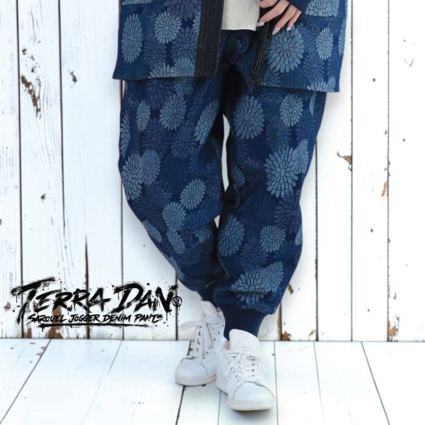 テラ暖® 防風サルエルジョガーデニムパンツ｜菊柄ジャガード